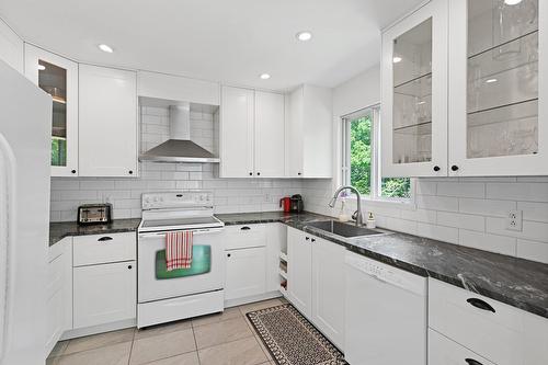 Cuisine - 134  - 134A Ch. Bernier, Sutton, QC - Indoor Photo Showing Kitchen