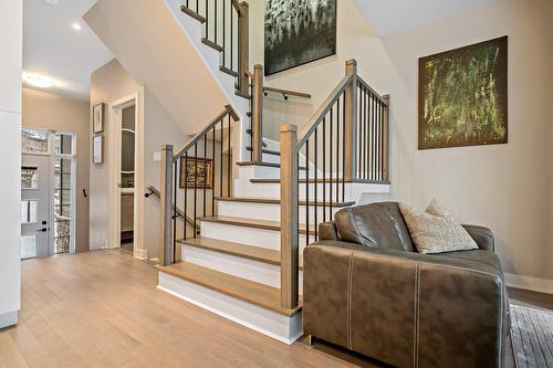 Salon - 402 Allée De L'Académie, Mont-Tremblant, QC 