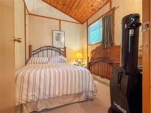 102 Otter Road, Otter Lake, MB - Indoor Photo Showing Bedroom