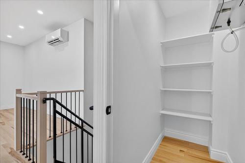 Storage - 201-1910 Rue Sullivan, Montréal (Le Sud-Ouest), QC - Indoor