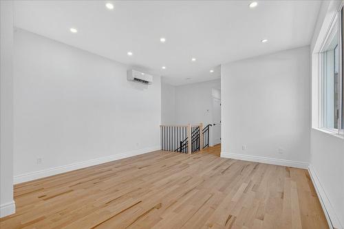 Living room - 201-1910 Rue Sullivan, Montréal (Le Sud-Ouest), QC - Indoor Photo Showing Other Room