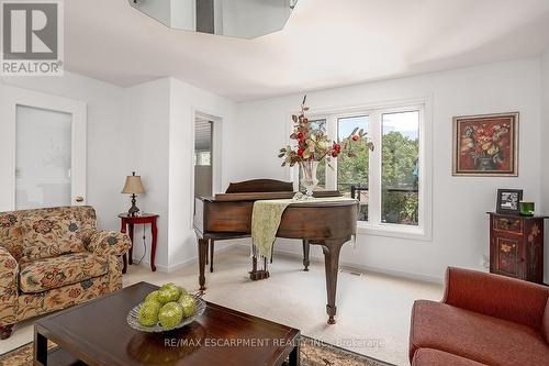 275 Alexander Court, Burlington, ON - Indoor Photo Showing Living Room