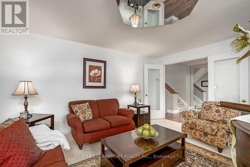 275 Alexander Court, Burlington, ON - Indoor Photo Showing Living Room