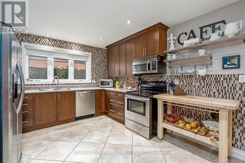 275 Alexander Court, Burlington, ON - Indoor Photo Showing Kitchen