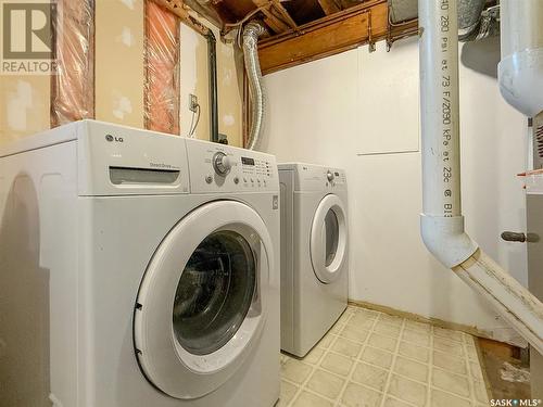 404 7Th Avenue Nw, Swift Current, SK - Indoor Photo Showing Laundry Room