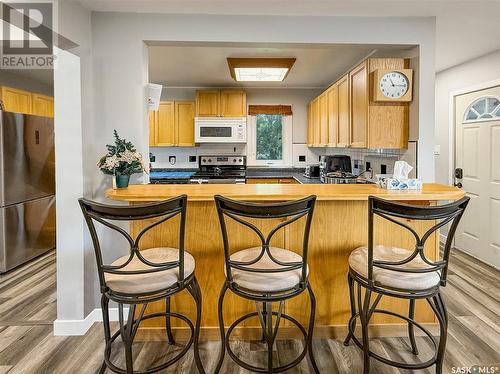 404 7Th Avenue Nw, Swift Current, SK - Indoor Photo Showing Kitchen