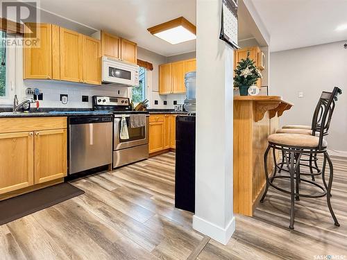 404 7Th Avenue Nw, Swift Current, SK - Indoor Photo Showing Kitchen With Stainless Steel Kitchen