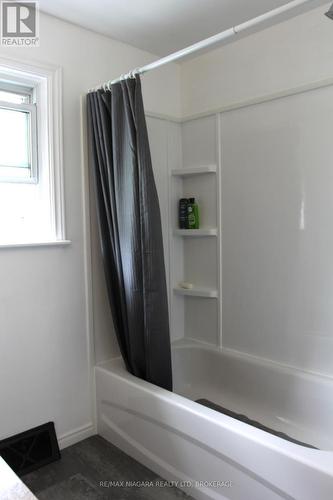21 Highland Avenue, Fort Erie (Central), ON - Indoor Photo Showing Bathroom