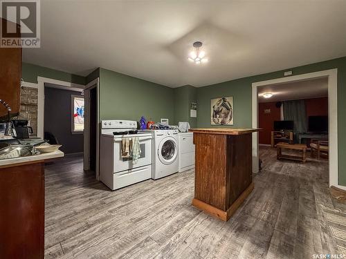 224 Front Street, Eastend, SK - Indoor Photo Showing Laundry Room