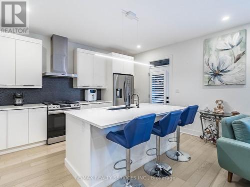 18 Princeton Common Street, St. Catharines, ON - Indoor Photo Showing Kitchen With Upgraded Kitchen