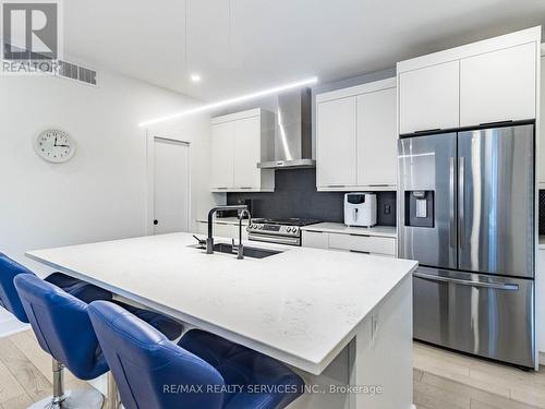 18 Princeton Common Street, St. Catharines, ON - Indoor Photo Showing Kitchen With Double Sink
