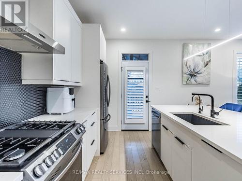 18 Princeton Common Street, St. Catharines, ON - Indoor Photo Showing Kitchen With Upgraded Kitchen
