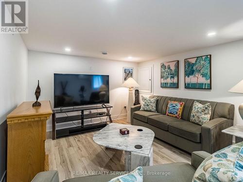 18 Princeton Common Street, St. Catharines, ON - Indoor Photo Showing Living Room