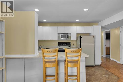 7992 Falcon Ridge Crescent, Kelowna, BC - Indoor Photo Showing Kitchen
