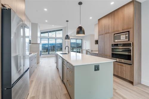 101-1100 Antler Drive, Penticton, BC - Indoor Photo Showing Kitchen With Stainless Steel Kitchen With Upgraded Kitchen
