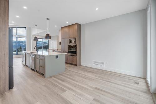 101-1100 Antler Drive, Penticton, BC - Indoor Photo Showing Kitchen With Stainless Steel Kitchen With Upgraded Kitchen