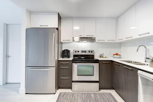 Kitchen - 1604-1420 Rue Crescent, Montréal (Ville-Marie), QC - Indoor Photo Showing Kitchen With Double Sink With Upgraded Kitchen