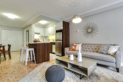 Salon - 1807-1420 Rue Crescent, Montréal (Ville-Marie), QC - Indoor Photo Showing Living Room