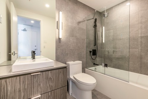 Bathroom - 422-1900 Rue Suzanne-Coallier, Montréal (Saint-Laurent), QC - Indoor Photo Showing Bathroom