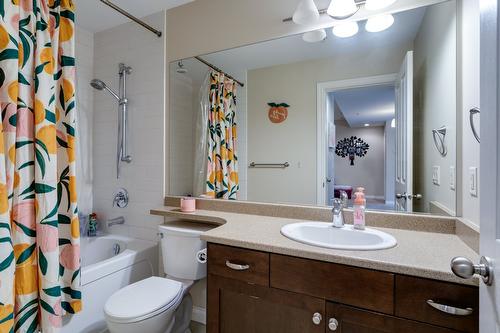 1211-3833 Brown Road, West Kelowna, BC - Indoor Photo Showing Bathroom