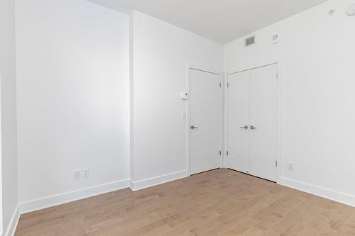 Chambre à coucher - 302-5265 Rue Mackenzie, Montréal (Côte-Des-Neiges/Notre-Dame-De-Grâce), QC - Indoor Photo Showing Other Room