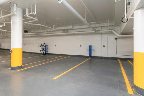 Garage - 302-5265 Rue Mackenzie, Montréal (Côte-Des-Neiges/Notre-Dame-De-Grâce), QC - Indoor Photo Showing Garage