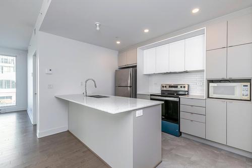 Kitchen - 302-5265 Rue Mackenzie, Montréal (Côte-Des-Neiges/Notre-Dame-De-Grâce), QC - Indoor Photo Showing Kitchen With Upgraded Kitchen