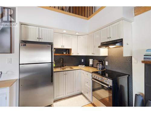 5485 Lac Le Jeune Road Unit# 7, Kamloops, BC - Indoor Photo Showing Kitchen With Double Sink