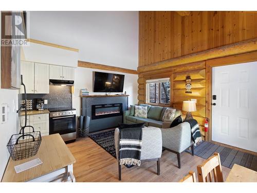 5485 Lac Le Jeune Road Unit# 7, Kamloops, BC - Indoor Photo Showing Living Room With Fireplace