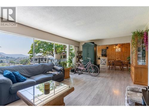 207 Ash Street, Ashcroft, BC - Indoor Photo Showing Living Room