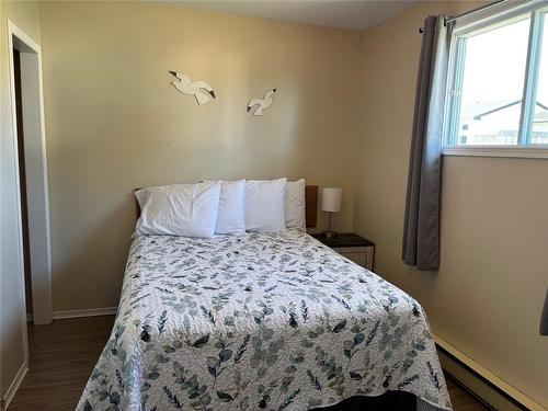 13 Bank Road, Eastport, NL 