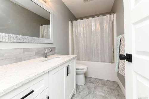 2390 Barbara Rd, Courtenay, BC 