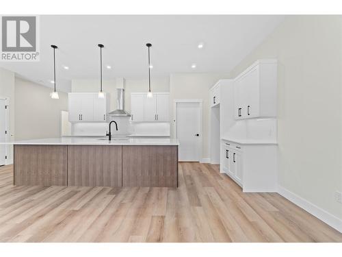 231 20 Street Ne Unit# 2, Salmon Arm, BC - Indoor Photo Showing Kitchen With Upgraded Kitchen