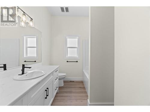 231 20 Street Ne Unit# 2, Salmon Arm, BC - Indoor Photo Showing Bathroom