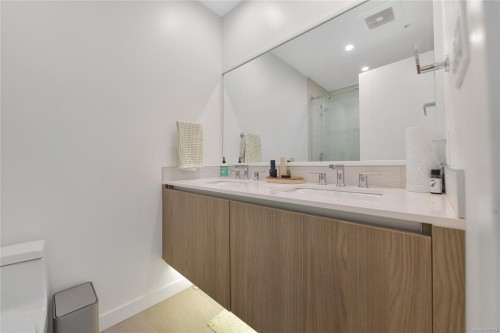 808-2000 Hannington Rd, Langford, BC - Indoor Photo Showing Bathroom