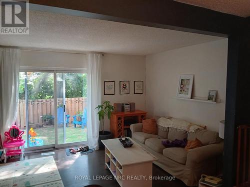 31 - 302 Vine Street, St. Catharines (Carlton/Bunting), ON - Indoor Photo Showing Living Room