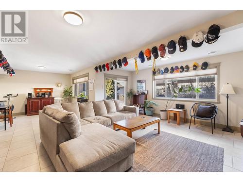 3284 Redecopp Court, Lake Country, BC - Indoor Photo Showing Living Room