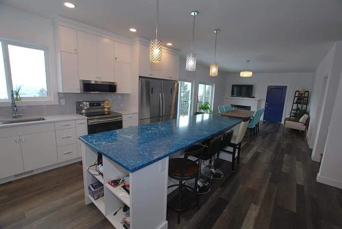 571 Mountain Drive, Vernon, BC - Indoor Photo Showing Kitchen With Stainless Steel Kitchen With Upgraded Kitchen