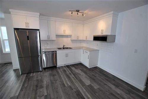 571 Mountain Drive, Vernon, BC - Indoor Photo Showing Kitchen With Stainless Steel Kitchen With Double Sink