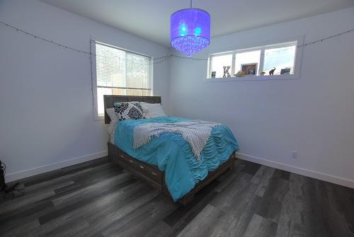 571 Mountain Drive, Vernon, BC - Indoor Photo Showing Bedroom