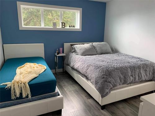 571 Mountain Drive, Vernon, BC - Indoor Photo Showing Bedroom