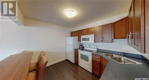 18 2060 Lorne Street, Regina, SK - Indoor Photo Showing Kitchen With Double Sink