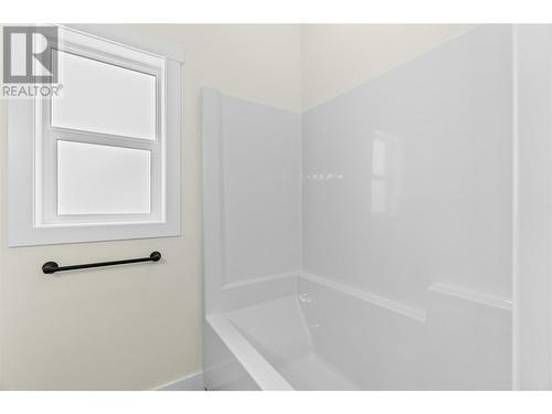231 20 Street Ne Unit# 1, Salmon Arm, BC - Indoor Photo Showing Bathroom