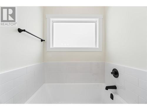 231 20 Street Ne Unit# 1, Salmon Arm, BC - Indoor Photo Showing Bathroom