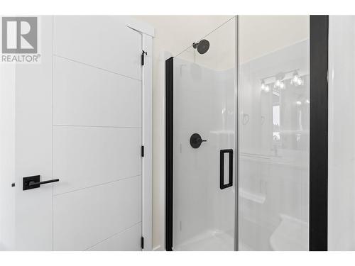 231 20 Street Ne Unit# 1, Salmon Arm, BC - Indoor Photo Showing Bathroom