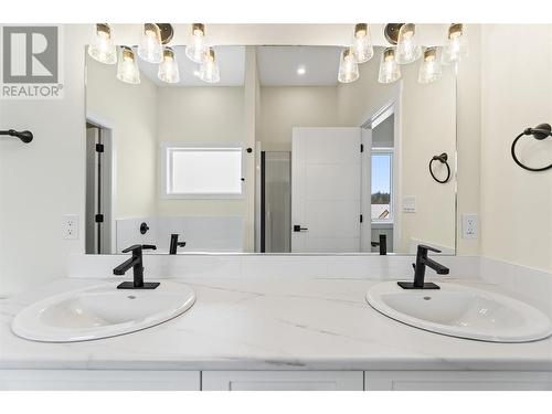 231 20 Street Ne Unit# 1, Salmon Arm, BC - Indoor Photo Showing Bathroom