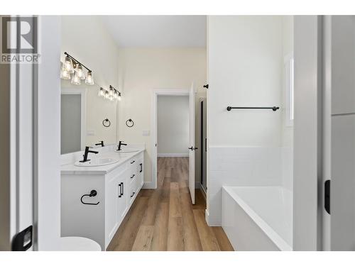 231 20 Street Ne Unit# 1, Salmon Arm, BC - Indoor Photo Showing Bathroom