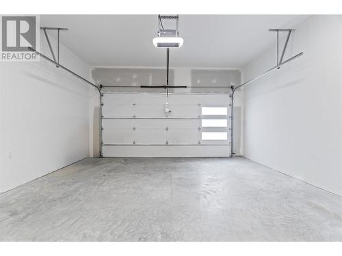 231 20 Street Ne Unit# 1, Salmon Arm, BC - Indoor Photo Showing Garage