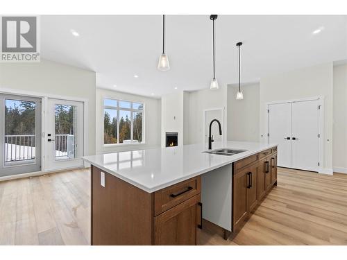 231 20 Street Ne Unit# 1, Salmon Arm, BC - Indoor Photo Showing Kitchen With Double Sink With Upgraded Kitchen