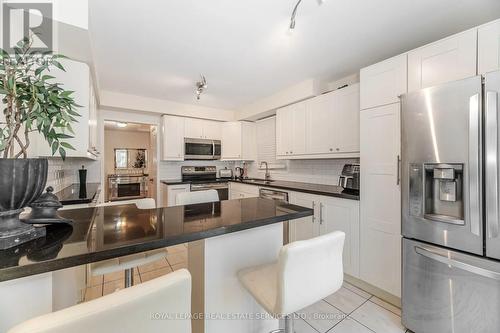 3245 Aubrey Road, Mississauga, ON - Indoor Photo Showing Kitchen With Upgraded Kitchen